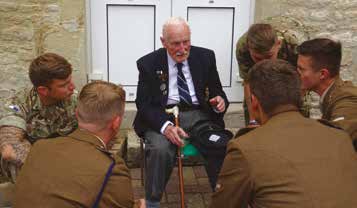 Ted Varley en compagnie des militaires